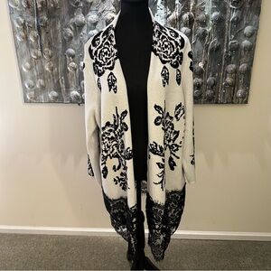 ⭐️ TanJay 2X Black and White Floral Cardigan
